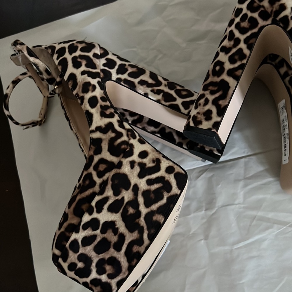 Steve Madden Skyrise Leopard Velvet Platform Pumps. - Picture 10 of 13